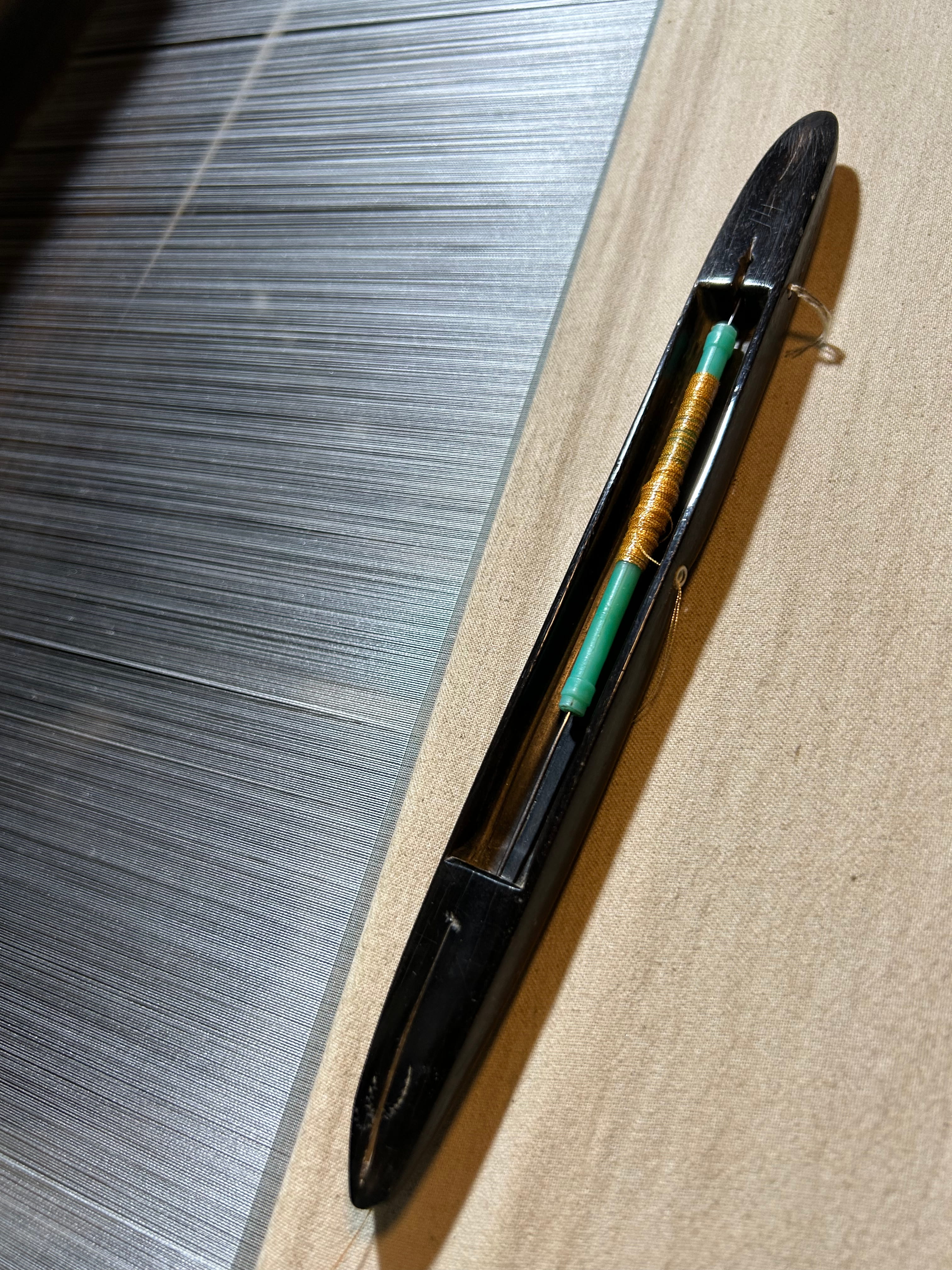 Kadwa: The Precision of the Discontinuous Weft