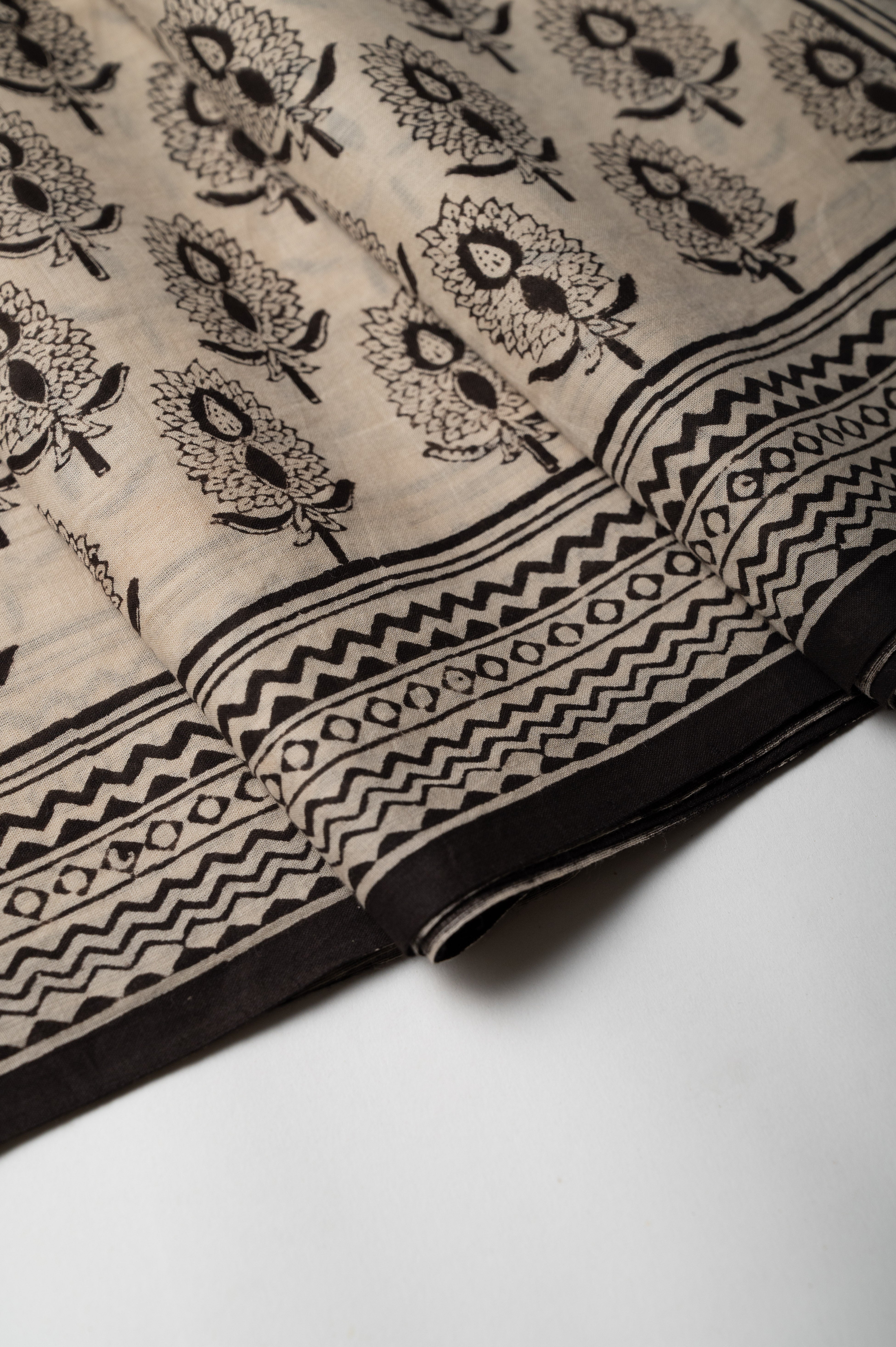 Kaal Booti Mul Cotton Sari