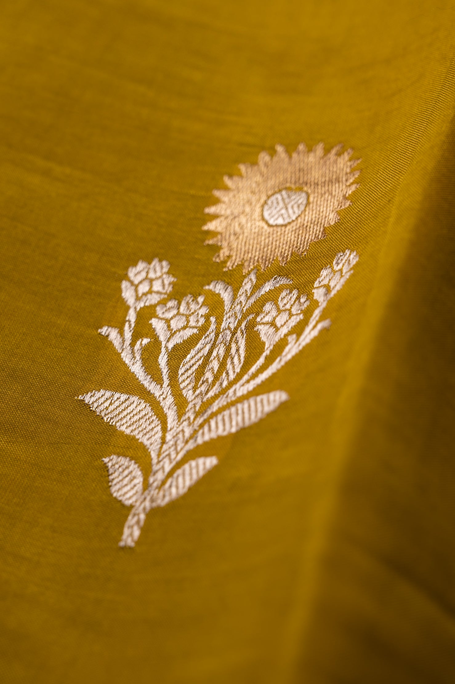 Pīta Sona-Rupa Kadwa Silk Sari