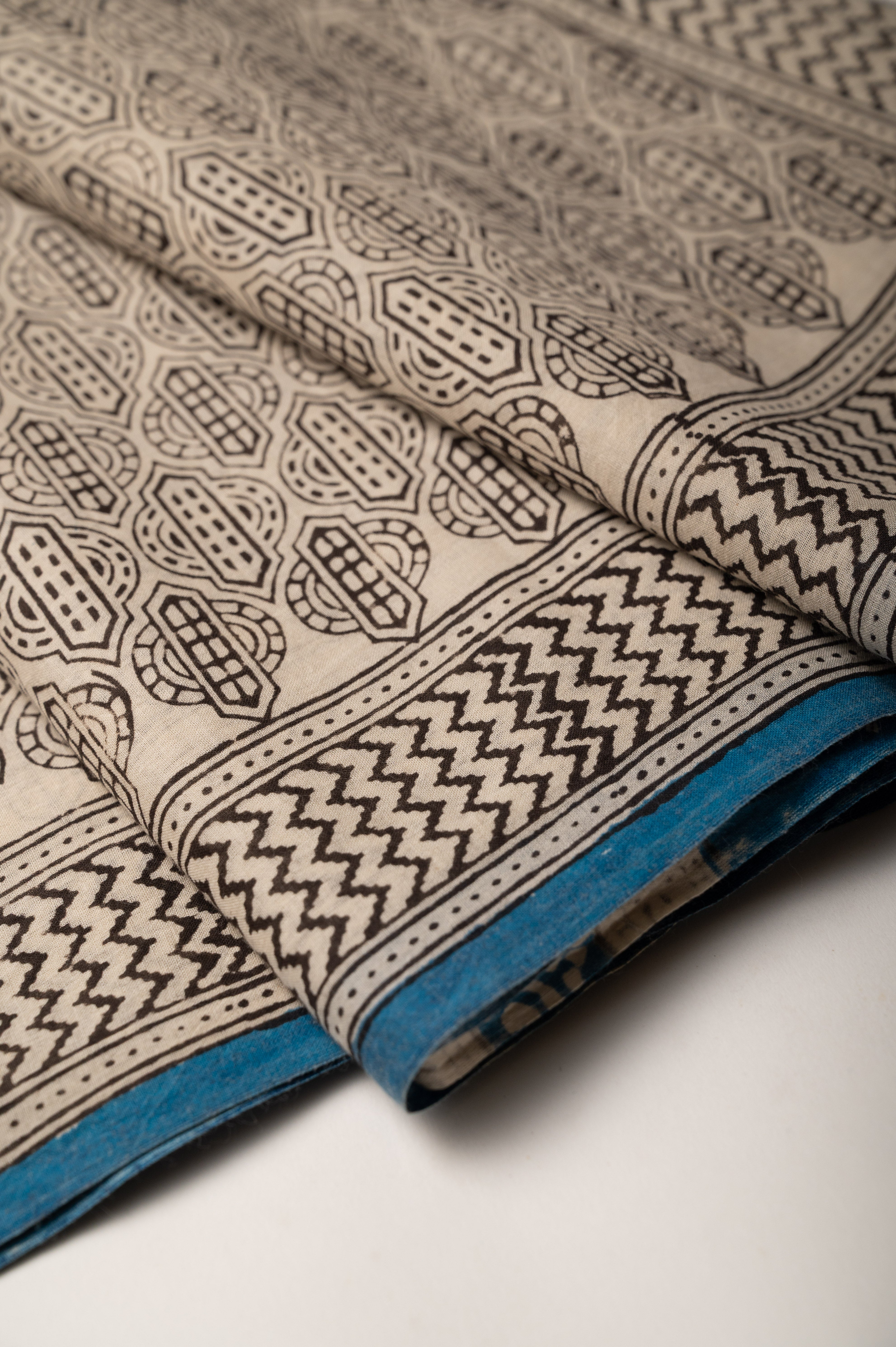 Shvet Mul Cotton Sari