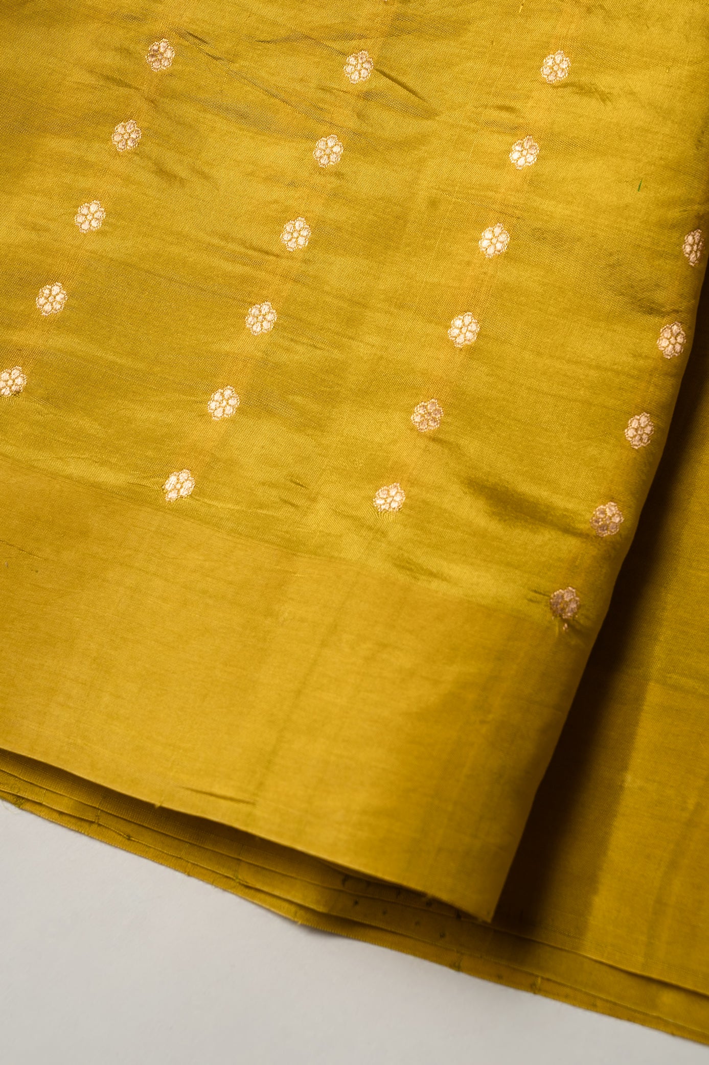 Pīta Sona-Rupa Kadwa Silk Sari