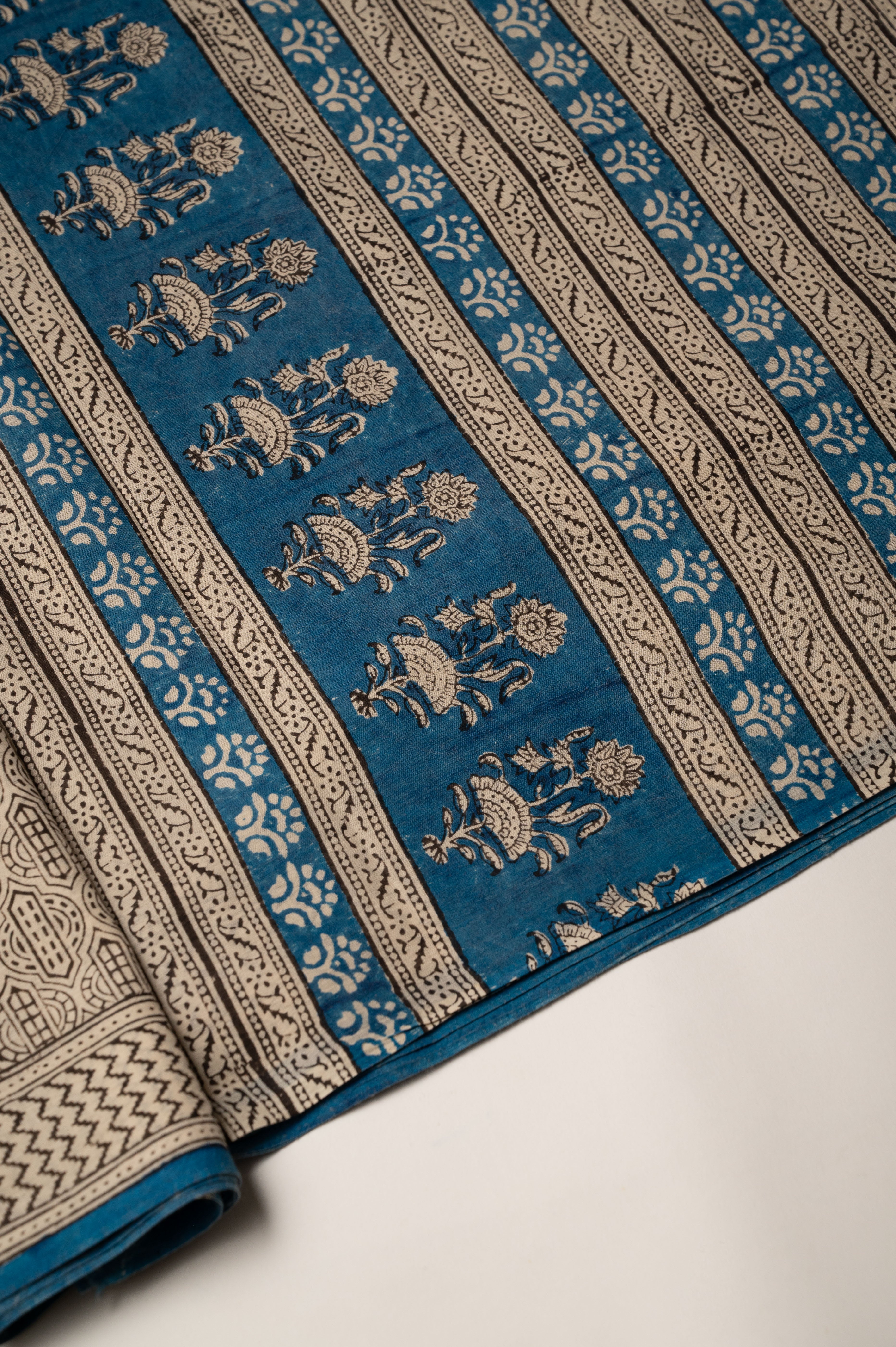 Shvet Mul Cotton Sari